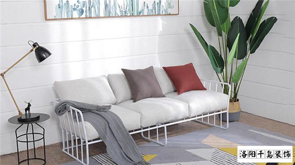 洛陽(yáng)裝修公司哪家好又便宜？北歐風(fēng)沙發(fā)搭配技巧